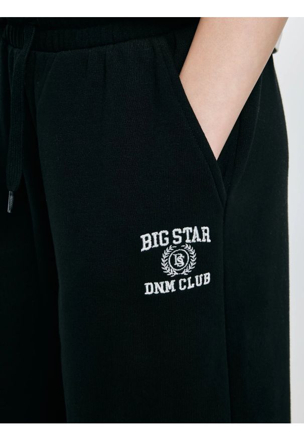 Big-Star - Spodnie dziewczęce dresowe czarne Nomap 906. Okazja: na co dzień, na uczelnię, na spacer. Kolor: czarny. Materiał: dresówka. Wzór: haft. Styl: młodzieżowy, casual, klasyczny, elegancki