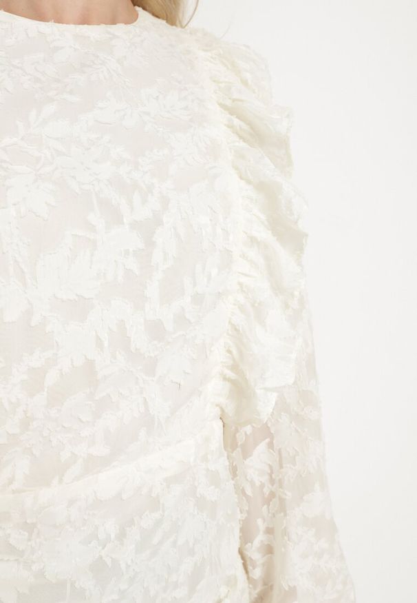 Born2be - Jasnobeżowa Koronkowa Sukienka z Marszczeniem i Falbankami z Półprzezroczystymi Rękawami Zialda. Okazja: na spotkanie biznesowe, na co dzień. Typ kołnierza: kołnierz z falbankami. Kolor: beżowy. Materiał: koronka. Typ sukienki: proste. Styl: elegancki, biznesowy, klasyczny, casual