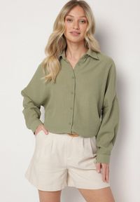 Born2be - Ciemnozielona Klasyczna Koszula o Kroju Oversize Maronira. Okazja: na co dzień. Typ kołnierza: kołnierzyk klasyczny. Kolor: zielony. Materiał: jeans. Styl: klasyczny