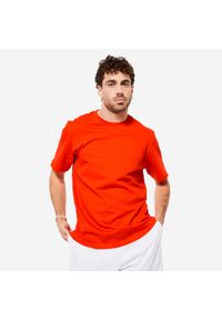 DOMYOS - Koszulka z krótkim rękawem męska Domyos Gym & Pilates 500 Essentials. Kolor: pomarańczowy. Materiał: materiał, elastan, bawełna, tkanina, prążkowany. Długość rękawa: krótki rękaw. Długość: krótkie. Sport: joga i pilates