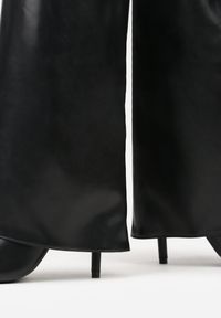 Renee - Czarne Kozaki na Szpilce z Wywiniętą Cholewką Zdobioną Aplikacją Kłódką Vetidore. Nosek buta: szpiczasty. Zapięcie: zamek. Kolor: czarny. Szerokość cholewki: normalna. Wzór: aplikacja. Materiał: skóra, materiał. Sezon: zima. Obcas: na szpilce. Wysokość obcasa: średni #2