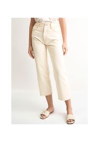 Ochnik - Kremowe spodnie damskie z wysokim stanem. Stan: podwyższony. Kolor: biały. Materiał: bawełna. Wzór: aplikacja #1