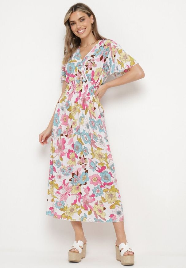 Born2be - Biało-Różowa Sukienka w Kwiaty z Kopertowym Dekoltem i Gumkami w Pasie Lomanda. Okazja: na spacer, na co dzień. Typ kołnierza: dekolt kopertowy. Kolor: biały. Wzór: kwiaty. Sezon: lato. Typ sukienki: kopertowe. Styl: klasyczny, casual, elegancki. Długość: midi