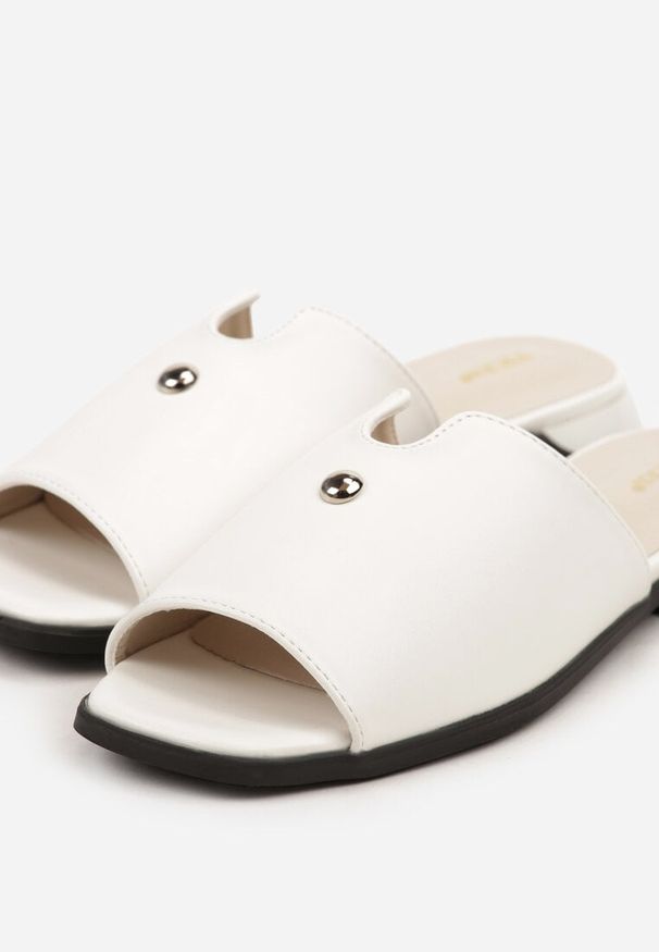 Born2be - Białe Klapki Vices z Ozdobnym Wycięciem i Aplikacją Tiladea. Okazja: na co dzień. Kolor: biały. Wzór: aplikacja. Styl: elegancki, casual