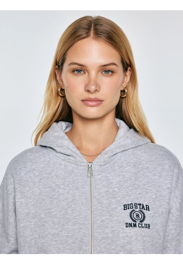Big-Star - Bluza damska z kapturem rozpinana szara Madelina 901. Okazja: na spacer. Typ kołnierza: kaptur. Kolor: szary. Materiał: dzianina, jeans. Wzór: haft. Styl: elegancki, sportowy