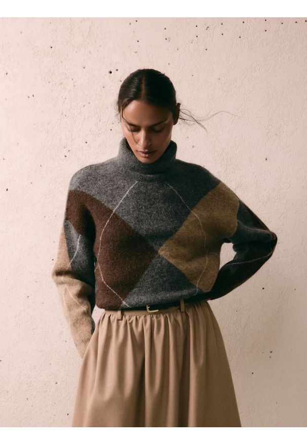 Reserved - Sweter z golfem - wielobarwny. Typ kołnierza: golf. Materiał: dzianina, wełna