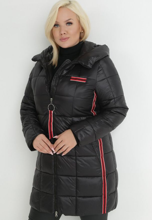 Born2be - Czarna Kurtka Pikowana Długa z Kontrastowymi Lampasami Feosa. Kolekcja: plus size. Kolor: czarny. Materiał: tkanina. Długość: długie. Wzór: gładki, aplikacja, geometria