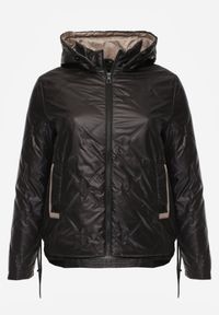 Born2be - Czarna Pikowana Kurtka z Odpinanym Kapturem i Dłuższym Tyłem Harmenope. Okazja: na co dzień. Kolekcja: plus size. Kolor: czarny. Materiał: poliester, jeans. Długość: długie. Styl: casual #1