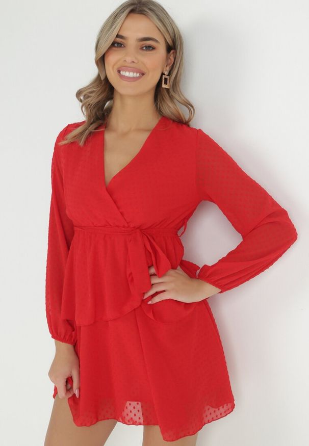 Born2be - Czerwona Sukienka Sharpblaze. Kolor: czerwony. Materiał: tkanina, materiał. Długość rękawa: długi rękaw. Typ sukienki: kopertowe. Długość: mini