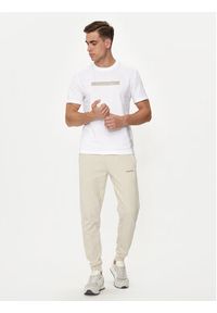 Calvin Klein T-Shirt Shadow Logo K10K113110 Biały Regular Fit. Kolor: biały. Materiał: bawełna