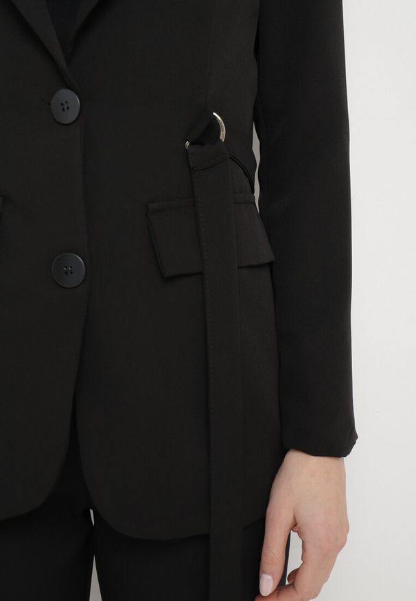 Born2be - Czarna Marynarka Jednorzędowa z Ozdobnym Paskiem i Klapami Orianella. Okazja: na spotkanie biznesowe, do pracy. Kolor: czarny. Materiał: jeans. Styl: elegancki, biznesowy