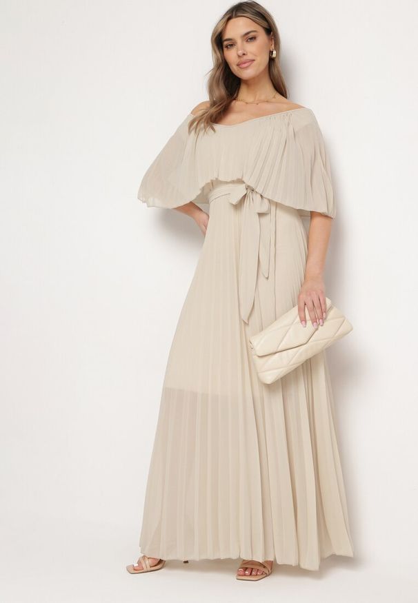 Born2be - Beżowa Sukienka Plisowana z Szeroką Falbaną Przy Dekolcie Dinara. Kolor: beżowy. Styl: wizytowy. Długość: maxi