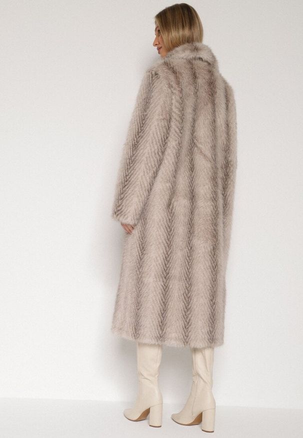 Born2be - Jasnobeżowy Jednorzędowy Płaszcz Futerko o Klasycznym Kroju Yrelsha. Okazja: na co dzień. Kolor: beżowy. Materiał: futro. Styl: klasyczny