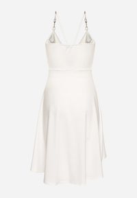 Born2be - Biała Sukienka z Klamrą na Ramiączkach Ozdobionych Łańcuszkami Kirenthya. Typ kołnierza: dekolt kopertowy. Kolor: biały. Długość rękawa: na ramiączkach. Wzór: aplikacja. Typ sukienki: kopertowe #6