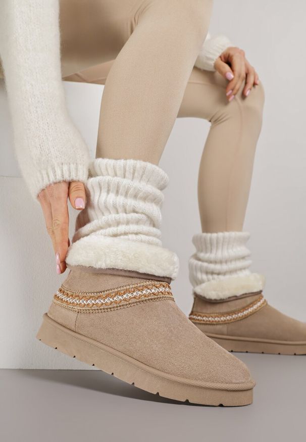 Renee - Ciemnobeżowe Rustykalne Śniegowce z Imitacji Zamszu z Haftem i Futerkiem Zetilda. Kolor: beżowy. Materiał: zamsz, futro. Wzór: haft