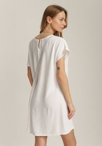 Renee - Biała Sukienka Z Torebką Adreanna. Kolor: biały. Materiał: tkanina. Długość rękawa: krótki rękaw. Typ sukienki: proste. Długość: mini #3