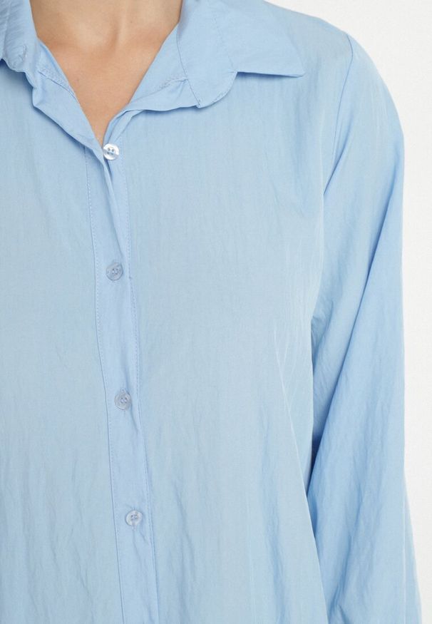 Born2be - Niebieska Sukienka z Wiskozą o Koszulowym Kroju z Falbanką Penzedi. Okazja: na co dzień. Typ kołnierza: kołnierzyk klasyczny. Kolor: niebieski. Materiał: wiskoza. Długość rękawa: długi rękaw. Typ sukienki: koszulowe. Styl: klasyczny, casual, elegancki