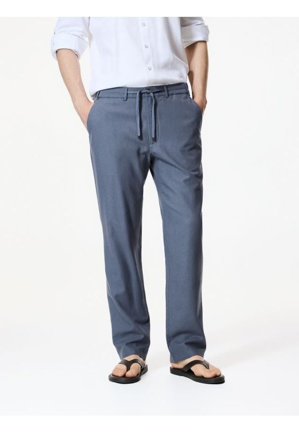 Reserved - Spodnie chino regular fit - granatowy. Kolor: niebieski. Materiał: tkanina, len