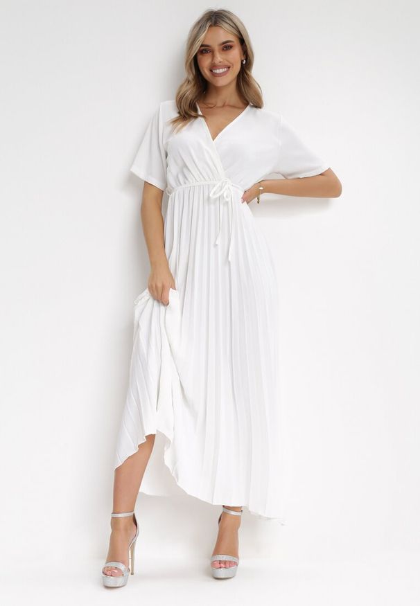 Born2be - Biała Sukienka Plisowana Maxi z Wiązanym Paskiem Dianiza. Kolor: biały. Materiał: materiał. Długość: maxi