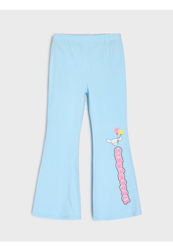 Sinsay - Bawełniane spodnie flare z nadrukiem Cinnamoroll - błękitny. Kolor: niebieski. Materiał: bawełna. Wzór: nadruk