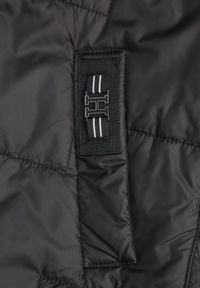 Born2be - Czarna Pikowana Kamizelka z Kapturem i Sznurkami Imvila. Okazja: na co dzień. Typ kołnierza: kaptur. Kolor: czarny. Materiał: jeans. Wzór: aplikacja. Styl: casual, klasyczny, elegancki #4