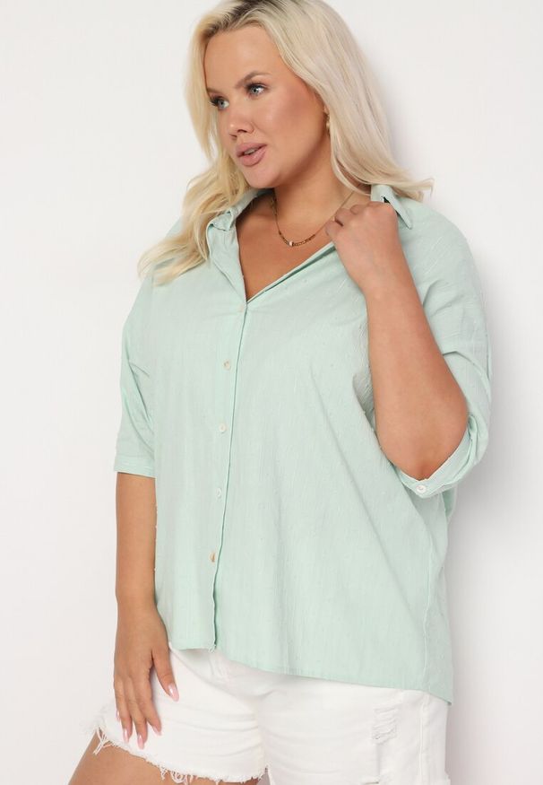 Born2be - Jasnozielona Bawełniana Koszula z Krótkim Rękawem Tinalyni. Okazja: na spotkanie biznesowe, do pracy. Kolekcja: plus size. Kolor: zielony. Materiał: bawełna. Długość rękawa: krótki rękaw. Długość: krótkie. Styl: biznesowy, klasyczny, elegancki