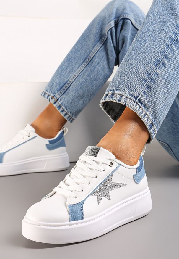 Born2be - Biało-Niebieskie Sneakersy na Grubej Podeszwie Ozdobione Brokatem Genivira. Okazja: na co dzień. Kolor: biały. Wzór: aplikacja