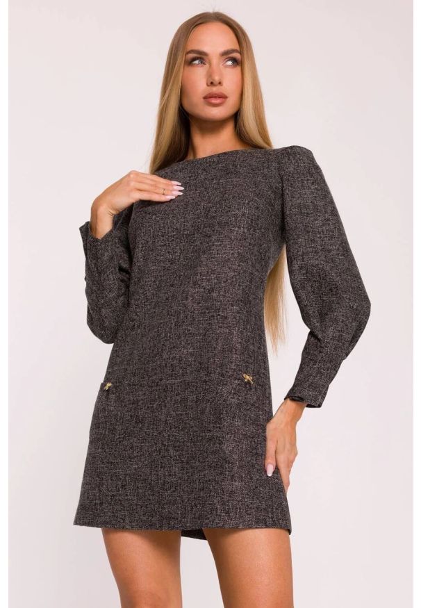 MOE - Elegancka sukienka tweedowa trapezowa mini czarna. Okazja: do pracy, na co dzień, na spotkanie biznesowe. Typ kołnierza: dekolt w łódkę, kokarda. Kolor: szary, czarny, różowy. Wzór: aplikacja, melanż. Typ sukienki: trapezowe. Materiał: tkanina, materiał, dzianina. Długość rękawa: długi rękaw. Sezon: lato. Styl: elegancki. Długość: mini
