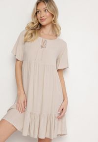 Born2be - Jasnobeżowa Sukienka z Bawełny o Rozkloszowanym Kroju z Wiązaniem przy Dekolcie Mepilea. Okazja: na co dzień. Kolor: beżowy. Materiał: bawełna. Długość rękawa: krótki rękaw. Sezon: wiosna, lato. Typ sukienki: rozkloszowane. Styl: elegancki, casual, klasyczny #1