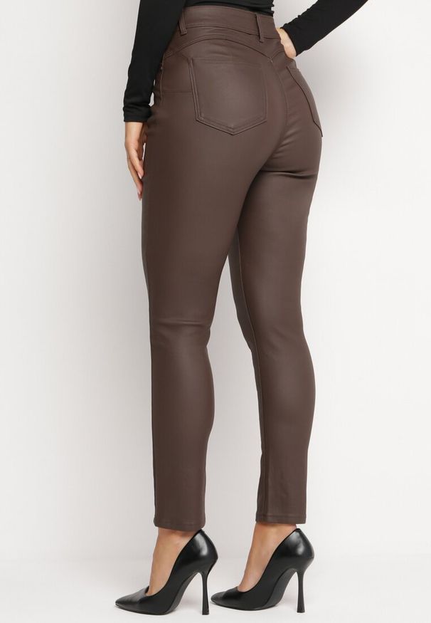 Born2be - Ciemnobrązowe Spodnie Skinny Push Up Zami. Okazja: na co dzień. Kolekcja: plus size. Kolor: brązowy. Wzór: aplikacja. Styl: elegancki, casual