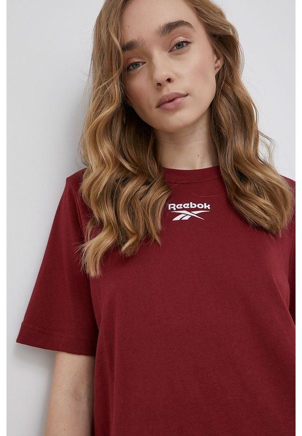 Reebok sukienka kolor bordowy mini prosta. Okazja: na co dzień. Kolor: czerwony. Materiał: dzianina. Długość rękawa: krótki rękaw. Typ sukienki: proste. Styl: casual. Długość: mini