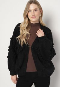 Born2be - Czarny Kardigan Ozdobiony Pomponami Besida. Okazja: na co dzień. Kolor: czarny. Materiał: wiskoza, jeans, wełna. Wzór: aplikacja. Styl: elegancki, casual, boho #5