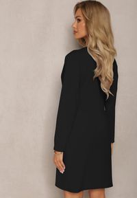 Renee - Czarna Kopertowa Sukienka Drapowana w Talii Ejorunna. Okazja: na imprezę, na randkę. Kolor: czarny. Typ sukienki: kopertowe. Styl: wizytowy, elegancki #4
