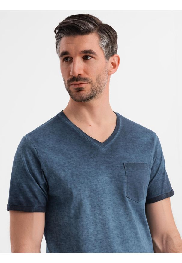 Ombre Clothing - Bawełniany męski t-shirt V-neck z dzianiny z efektem sprania - granatowy V7. Okazja: na co dzień. Typ kołnierza: dekolt w serek. Kolor: niebieski. Materiał: bawełna, dzianina. Wzór: melanż. Styl: casual, klasyczny, vintage
