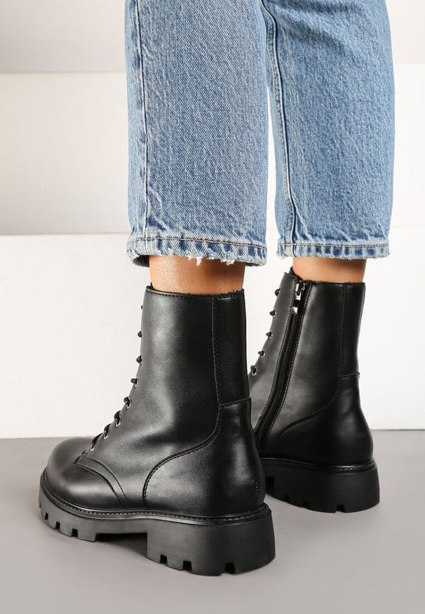 Born2be - Czarne Płaskie Sznurowane Botki w Stylu Workerów Linnaelia. Zapięcie: sznurówki. Kolor: czarny. Materiał: jeans, skóra. Obcas: na obcasie. Styl: klasyczny, elegancki. Wysokość obcasa: niski