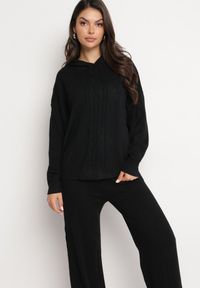 Born2be - Czarny Dzianinowy Komplet Bluza z Kapturem w Warkoczowy Splot i Spodnie z Szerokimi Nogawkami Narahai. Kolor: czarny. Materiał: dzianina. Wzór: ze splotem
