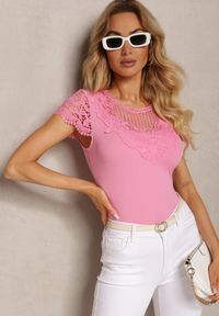 Renee - Różowy Prążkowany T-shirt z Koronką na Dekolcie i Rękawach Delalilena. Kolor: różowy. Materiał: prążkowany, koronka. Wzór: koronka #4