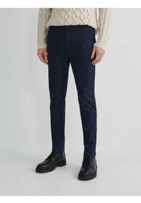 Reserved - Spodnie chino slim fit - granatowy. Kolor: niebieski. Materiał: bawełna