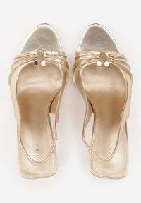 Born2be - Złote Sandały VICES na Szpilce Ozdobione Marszczeniem i Aplikacją Elinaris. Okazja: na co dzień, do pracy. Kolor: złoty. Wzór: aplikacja. Obcas: na szpilce. Styl: wizytowy, casual, elegancki #8