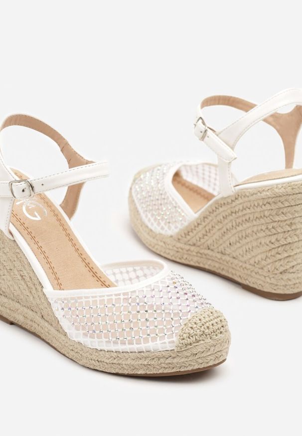 Born2be - Białe Sandały Siateczkowe w Stylu Espadryli na Koturnie z Plecionki Xaltewia. Okazja: na co dzień. Kolor: biały. Sezon: lato. Obcas: na koturnie. Styl: elegancki, casual