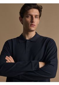 Reserved - Bawełniany longsleeve polo - granatowy. Typ kołnierza: polo. Kolor: niebieski. Materiał: bawełna. Długość rękawa: długi rękaw #1