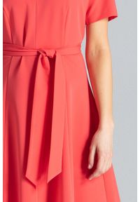 Lenitif - Trapezowa sukienka o klasycznym kroju z paskiem koralowa. Okazja: do pracy. Kolor: pomarańczowy. Wzór: gładki. Typ sukienki: trapezowe. Styl: klasyczny. Długość: midi #2