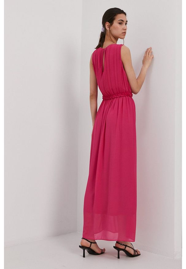 JDY - Jacqueline de Yong Sukienka kolor różowy maxi prosta. Okazja: na co dzień. Kolor: różowy. Materiał: tkanina. Wzór: gładki. Typ sukienki: proste. Styl: casual. Długość: maxi