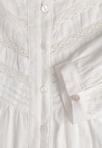 Renee - Biała Koszula z Bawełny ze Stójką Ozdobiona Koronkowymi Lamówkami Ilielia. Okazja: na co dzień, na randkę. Typ kołnierza: kołnierzyk stójkowy. Kolor: biały. Materiał: bawełna, koronka. Wzór: aplikacja. Styl: casual #6