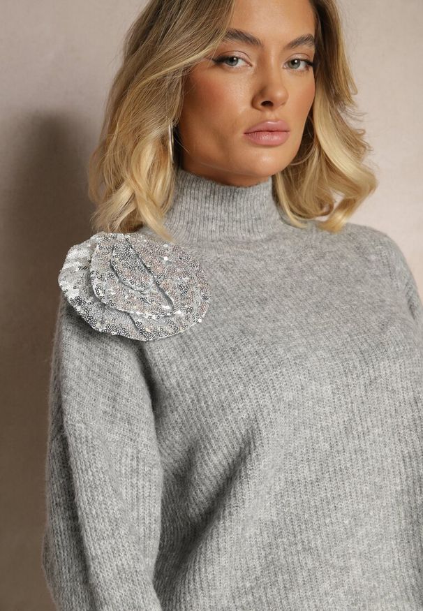 Renee - Jasnoszary Golf z Wełną o Kroju Oversize z Kwiatem 3D i Cekinami Zolimi. Okazja: na co dzień. Typ kołnierza: golf. Kolor: szary. Materiał: wełna. Wzór: kwiaty. Styl: elegancki, casual