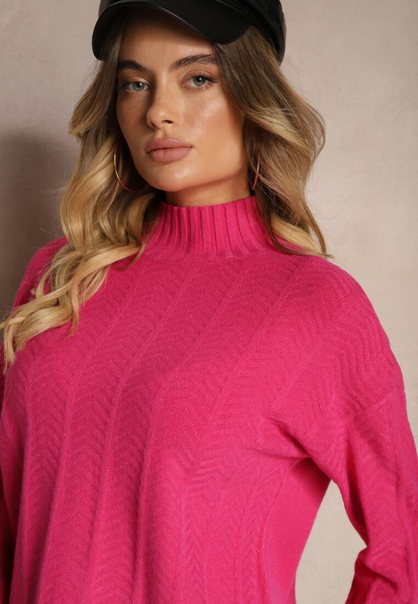 Renee - Fuksjowy Sweter Półgolf z Ozdobnym Tłoczeniem Porttis. Okazja: na co dzień. Kolor: różowy. Materiał: jeans. Sezon: zima. Styl: casual, elegancki