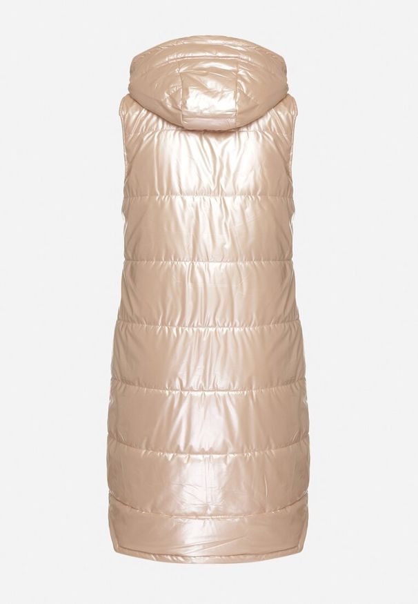 Born2be - Beżowa Długa Kamizelka z Kapturem Ozdobiona Imitacją Kieszeni Mavaria. Typ kołnierza: kaptur. Kolor: beżowy. Materiał: jeans. Długość: długie. Wzór: aplikacja. Sezon: jesień, wiosna. Styl: sportowy, klasyczny, elegancki