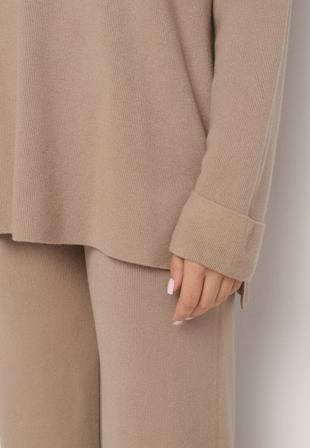 Born2be - Ciemnobeżowy Dzianinowy 2-częściowy Komplet z Wiskozą Sweter z Półgolfem i Szerokie Spodnie Firizia. Kolor: beżowy. Materiał: wiskoza, dzianina