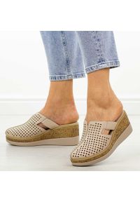 Beżowe skórzane klapki damskie na koturnie Filippo Dk6818/26. Okazja: na co dzień, na spacer. Kolor: beżowy. Materiał: skóra. Sezon: wiosna, lato. Obcas: na koturnie. Styl: elegancki, klasyczny, wakacyjny, casual #1