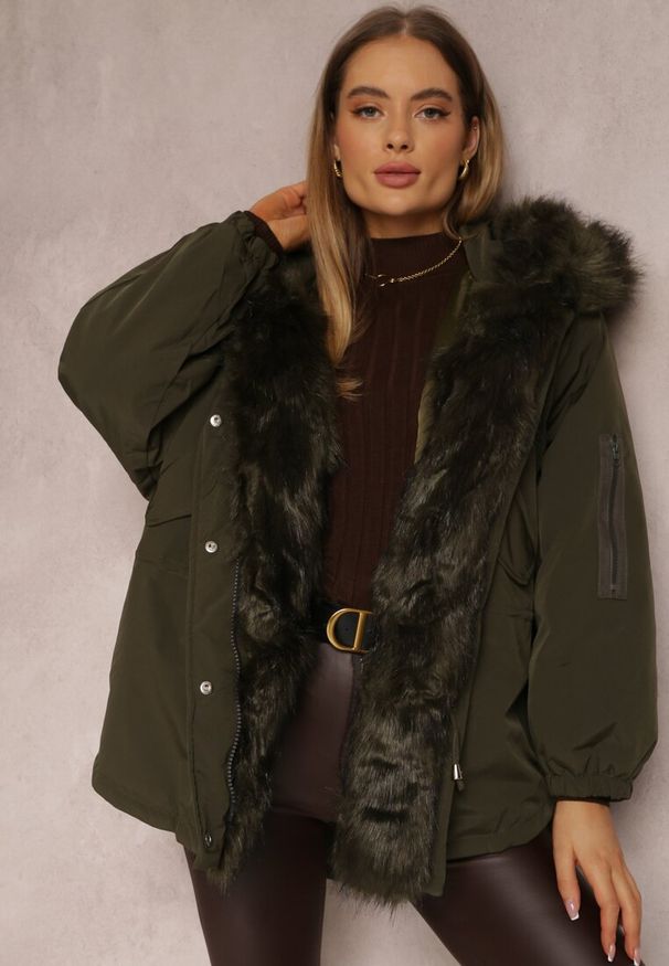 Renee - Ciemnozielona Kurtka Parka Oversize z Futerkiem Horelle. Kolor: zielony. Materiał: futro. Długość rękawa: długi rękaw. Długość: długie. Wzór: gładki, jednolity, aplikacja. Sezon: zima, jesień. Styl: klasyczny